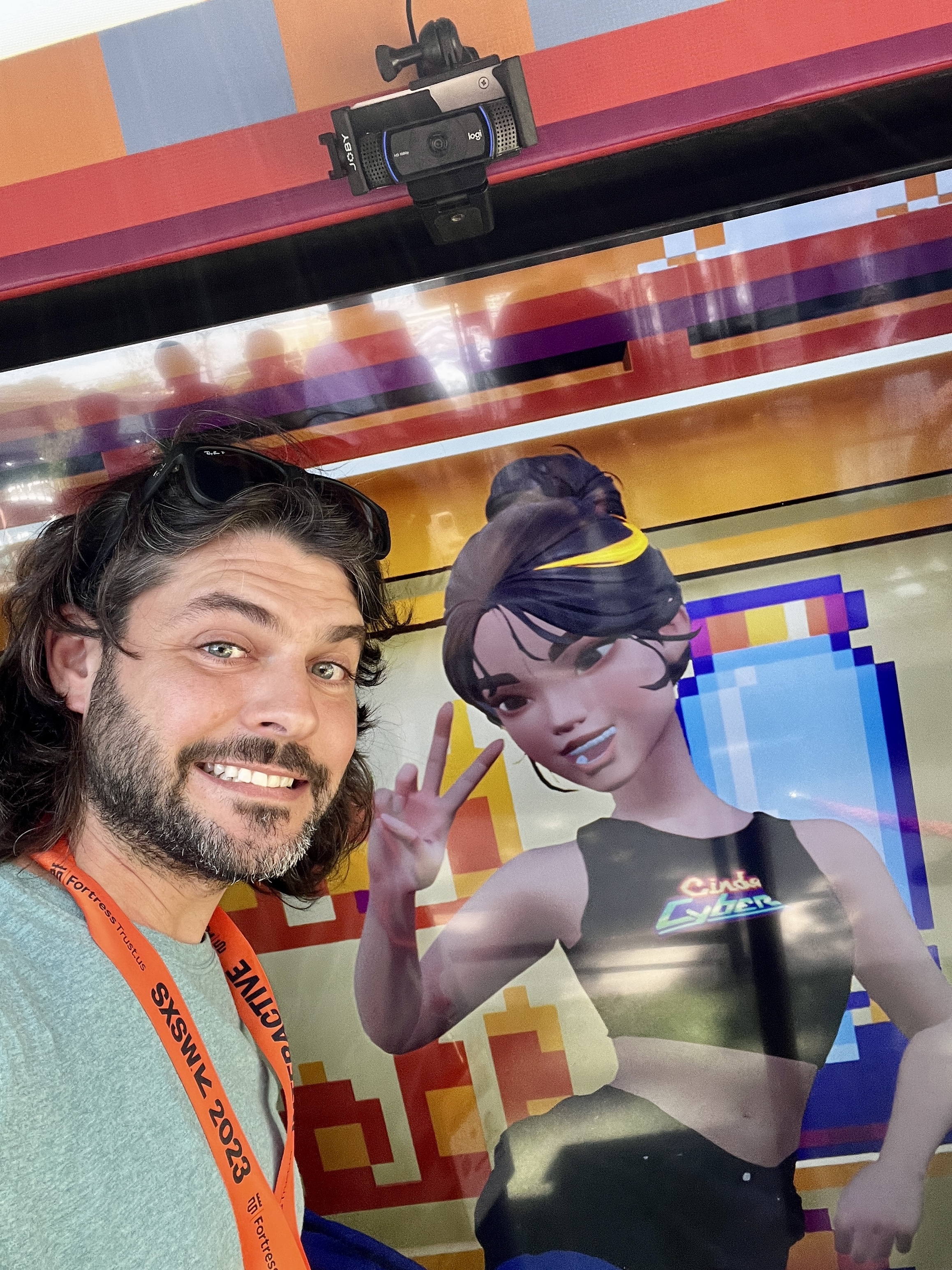 Guillaume prend un selfie avec Cinder, une serveuse virtuelle.